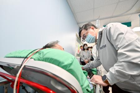 2025年12月20日行政院長卓榮泰赴台北馬偕醫院探視傷者　共7張