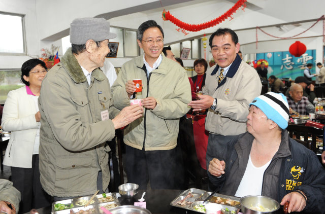 張揆關懷桃園天使中心及臺北榮家 致贈加菜金歲末送暖