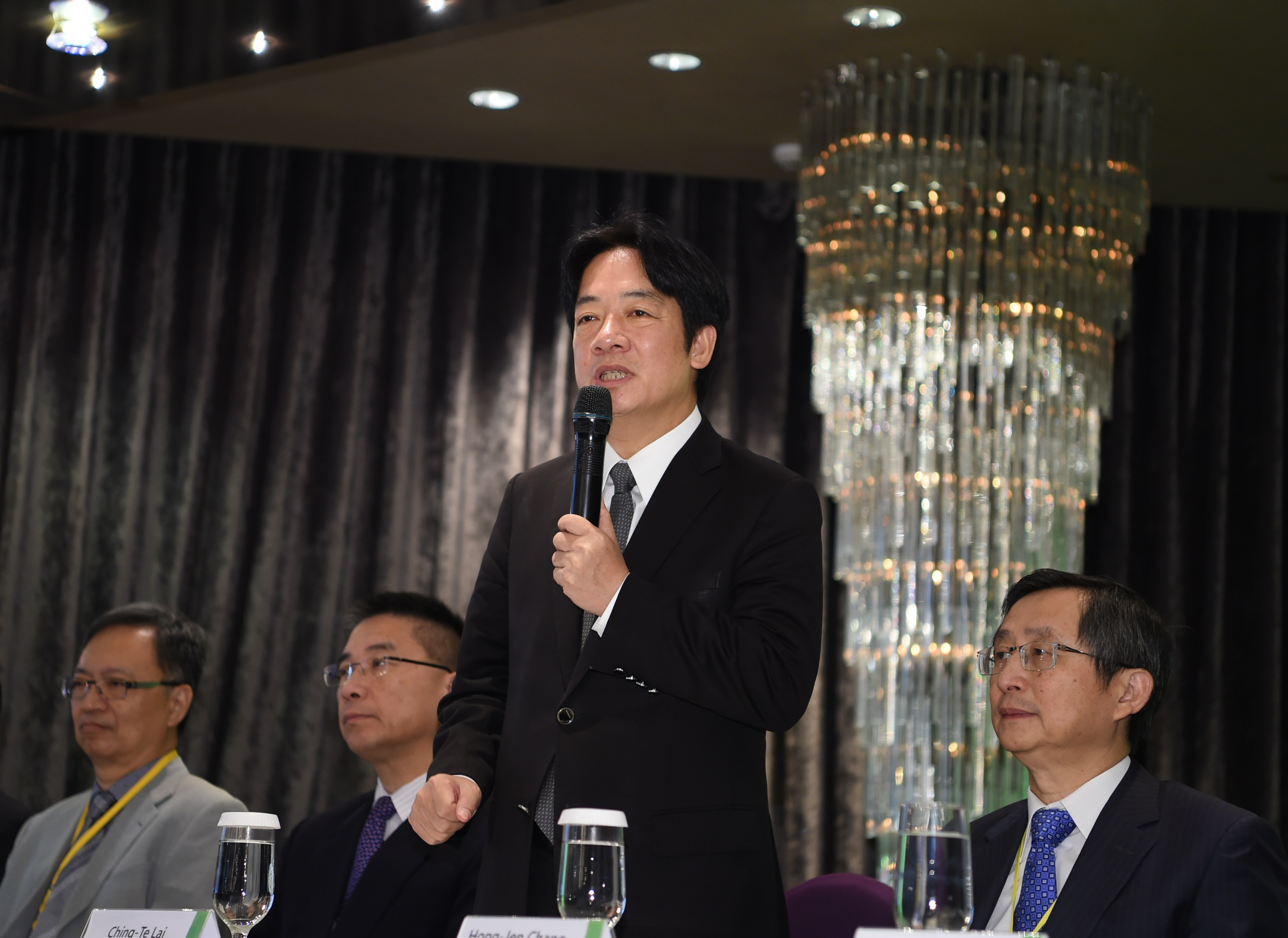 賴揆：積極推動疫苗研發　全力防治登革熱　共5張