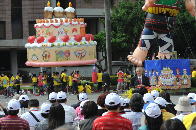 吳揆出席榮耀百年大遊行活動 　共1張