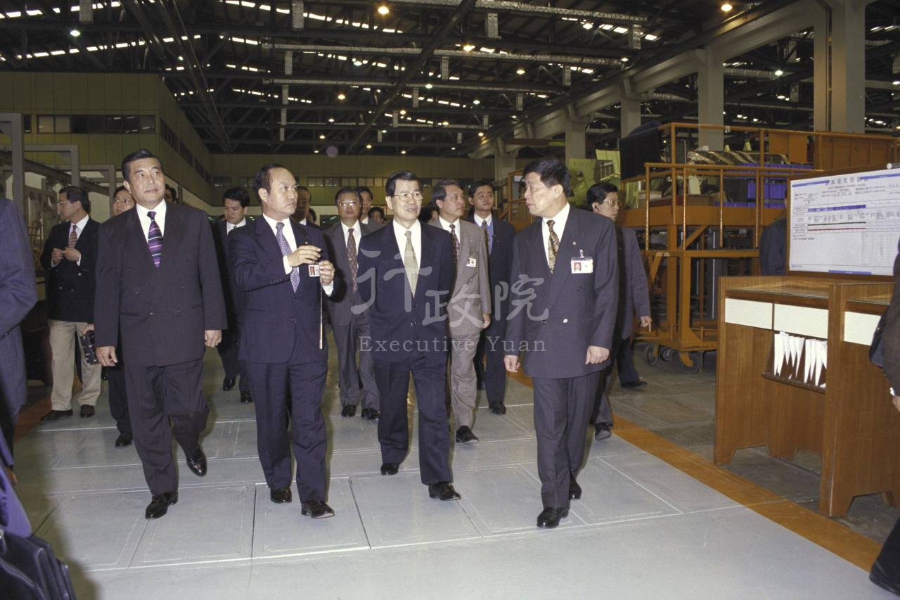 1998年3月14日行政院長蕭萬長參觀漢翔航空公司 共1張 　共1張
