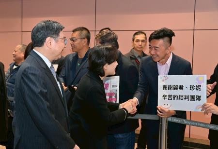 2026年1月19日行政院長卓榮泰赴桃園機場迎接鄭麗君副院長一行 凱旋歸國 　共7張