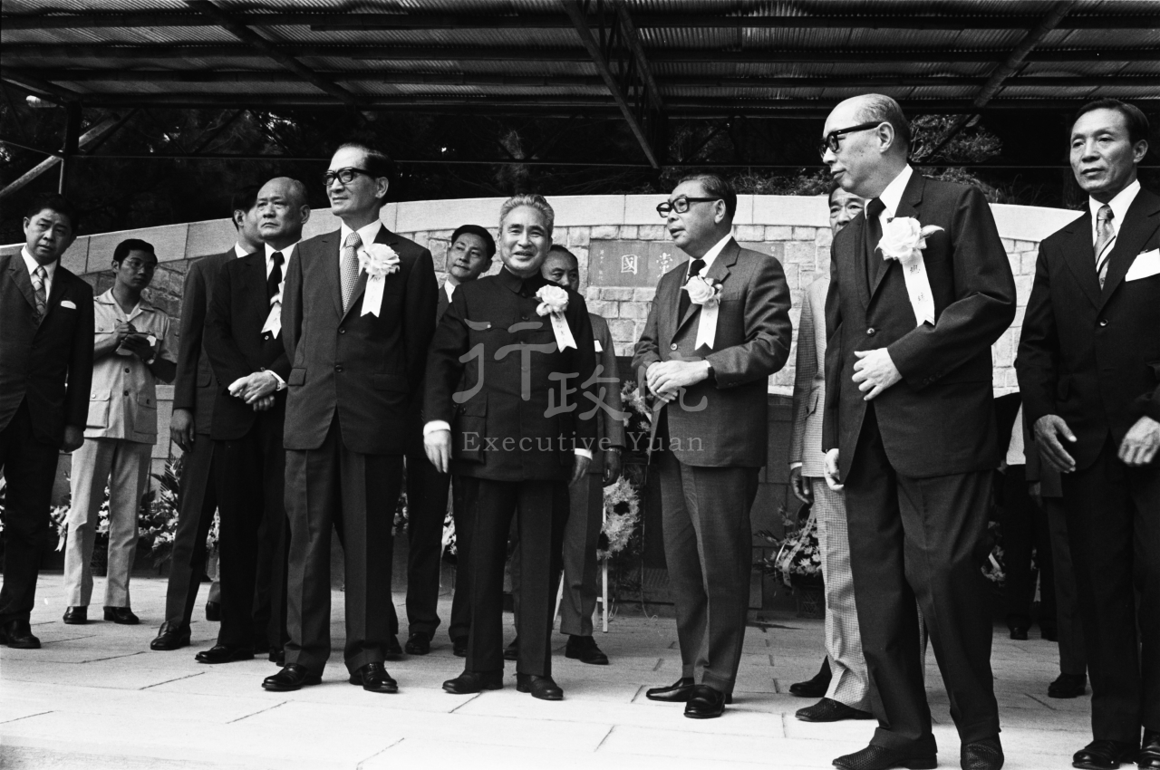 1975年9月13日行政院長蔣經國出席孫科先生逝世2週年紀念及墓園落成典禮 共1張 　共1張