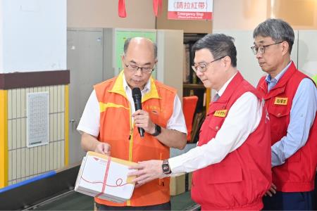 2024年6月4日行政院長卓榮泰視察國際郵包檢疫作業3.jpg