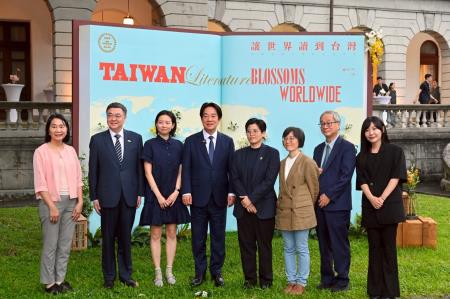 2026年6月30日行政院長卓榮泰出席「臺灣漫遊錄」獲獎慶功宴 　共12張