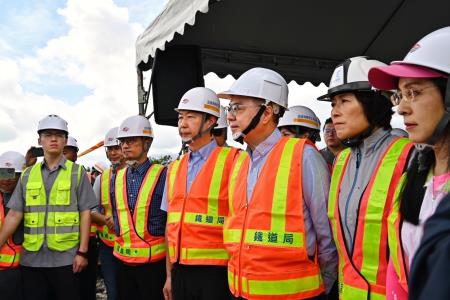2024年10月26日行政院長卓榮泰視察花東地區鐵路雙軌電氣化計畫。　共10張