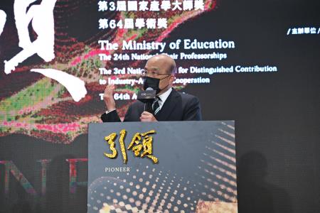 20210322行政院長蘇貞昌出席第24屆國家講座主持人、第3屆國家產學大師獎暨第64屆學術獎頒奬典禮-2　共3張