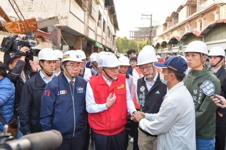2025年1月21日行政院長卓榮泰視察楠西老人文康中心收容情形與楠西民房受損情形。