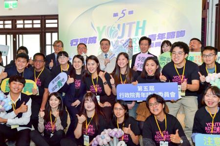 2025年12月16日行政院長卓榮泰出席行政院青年諮詢委員會第5屆第2次會議　共9張