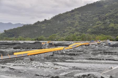 2025年11月29日行政院長卓榮泰視察台9線馬太鞍溪橋重建情形 　共11張
