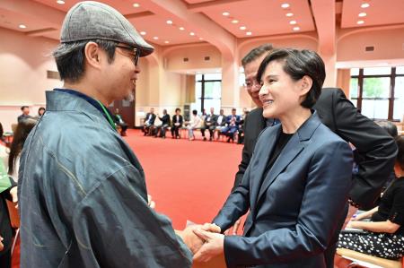 2025年10月30日行政院副院長鄭麗君接見金商獎中外得獎企業一行 　共8張