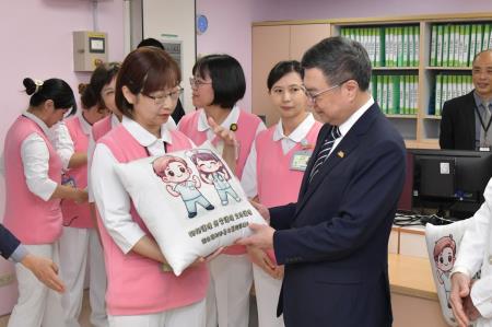 2024年12月17日行政院長卓榮泰視察衛生福利部臺北醫院 _1_　共7張