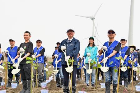 2023年5月21日行政院副院長鄭文燦出席「拍下勝利 種下樹木」三年計畫植樹活動1　共10張