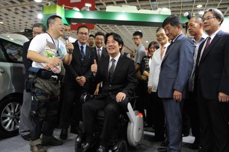 1070719行政院長賴清德出席「ATLife2018台灣輔具暨長期照護大展」開幕典禮」參觀展場DSC_6213_1