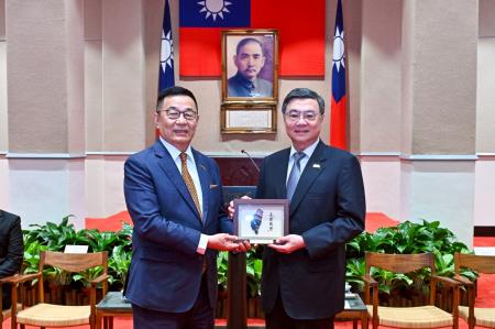 2025年12月9日行政院長卓榮泰接見「第13屆世界留臺校友會聯誼總會參訪團」　共6張