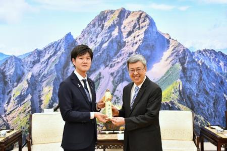 2023年5月4日行政院長陳建仁接見「日本自由民主黨青年局長鈴木憲和眾議員訪問團」一行 _5_　共7張
