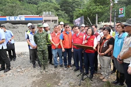 2023年8月7日行政院副院長鄭文燦陪同總統赴謝緯紀念營地慰問及視導「公路總局進駐點」2　共5張