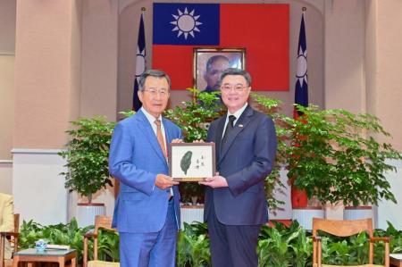 2025年7月10日行政院長卓榮泰接見世界臺灣商會聯合總會第31屆回國訪問團 　共8張