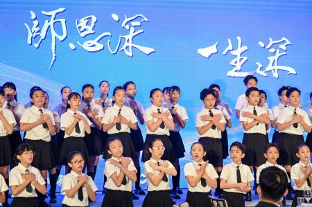 2026年9月22日行政院長卓榮泰出席115年師鐸獎、教育奉獻獎及資深優良教師表揚大會暨總統餐會。 　共6張