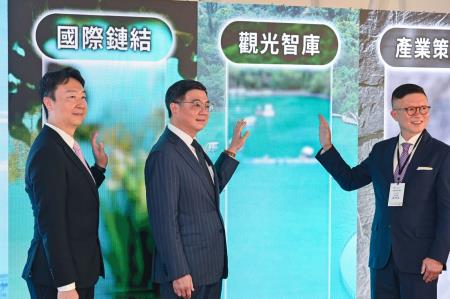 2026年7月22日行政院長卓榮泰出席「財團法人台灣觀光研訓院」揭牌儀式 　共9張