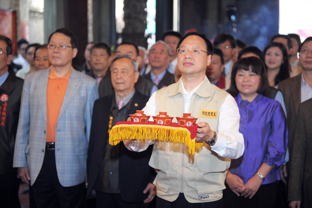 江揆到嘉義市城隍廟及九華山地藏庵上香祈福 　共2張