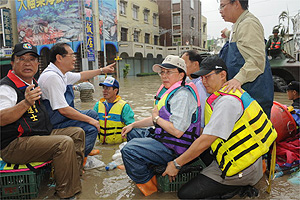 劉揆宣布成立莫拉克颱風救災中心，整合資源發揮救災功能 　共1張