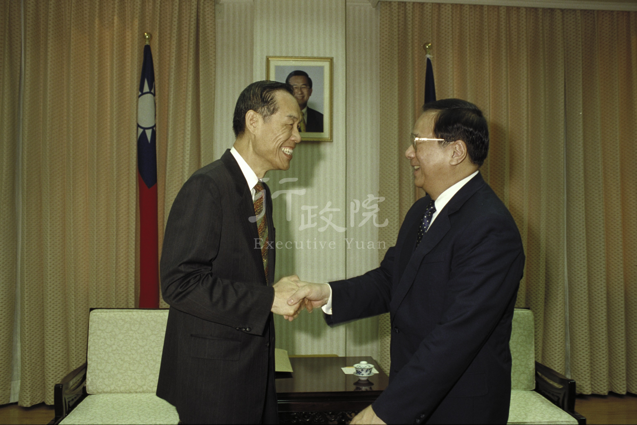 2000年10月23日行政院長張俊雄接見新任駐智利大使黃瀧元 共1張 　共1張