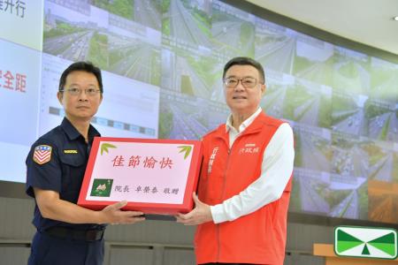 2024年6月8日行政院長卓榮泰視察113年端午節連假國道疏運辦理情形_5_院長致詞水果禮盒　共8張