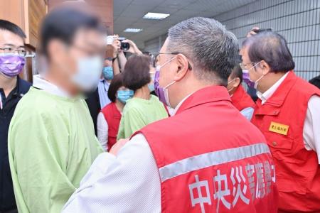 2024年10月5日行政院長卓榮泰赴屏東部立醫院關懷安泰大火傷者