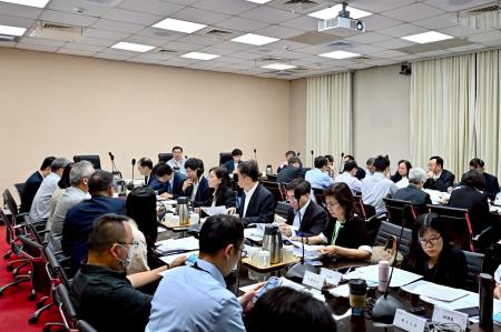 2026年4月20日行政院長卓榮泰主持因應中東衝突民生安定專案會議 　共2張