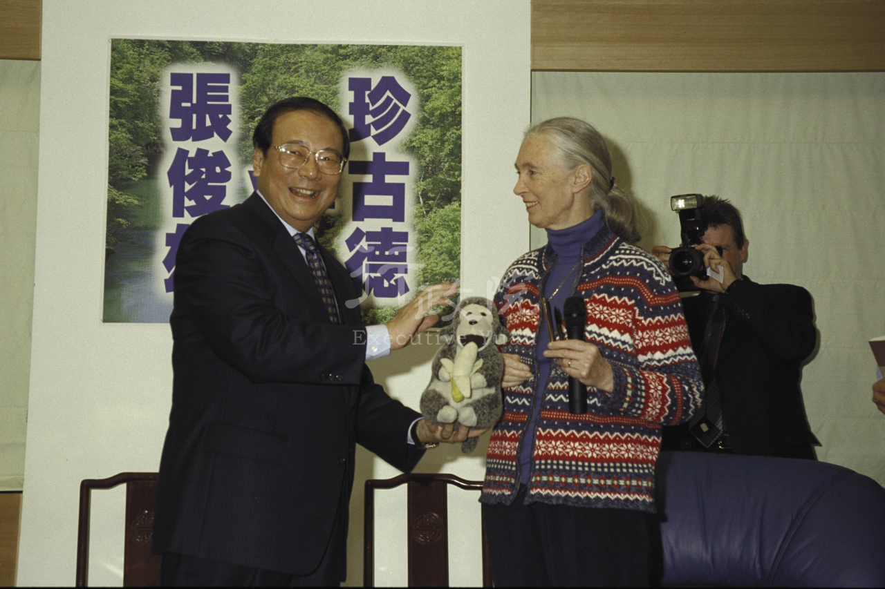2000年11月13日行政院長張俊雄與珍古德博士記者會 共1張 　共1張