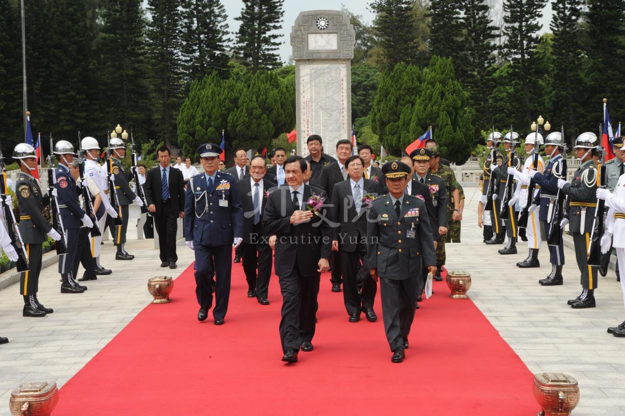 劉兆玄院長陪同馬英九總統出席823戰役50週年紀念大會 　共2張