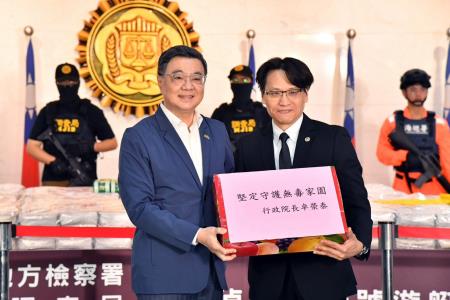 2026年10月17日行政院長卓榮泰出席調查局南機站偵辦「帝詩號遊艇走私愷他命毒品案」記者會 　共8張