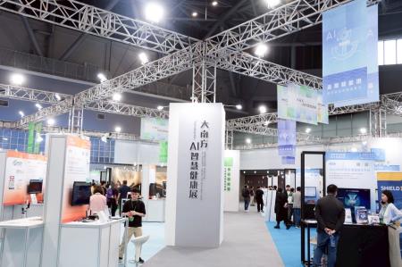 2026年6月12日行政院長卓榮泰出席大南方AI智慧健康展開幕典禮 　共8張