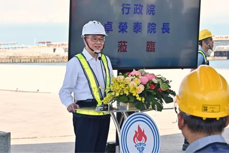 卓院長今(21)日視察中油公司觀塘液化天然氣接收站工程進度照片 共8張