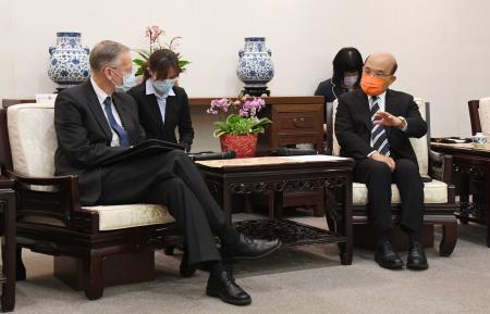 20210706行政院長蘇貞昌接見美國在台協會台北辦事處酈英傑處長一行1 　共2張
