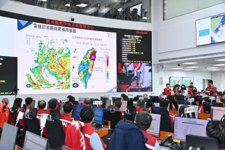 2024年7月24日行政院長卓榮泰陪同總統視導凱米颱風中央災害應變中心第四次工作會報5　共5張