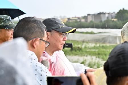 視察嘉義縣青木堂合作社網室木瓜災損情形 　共14張
