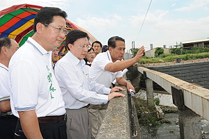 劉院長視察屏東地區好茶村災後重建、武洛溪排水工程及林邊抽水站工程 　共1張