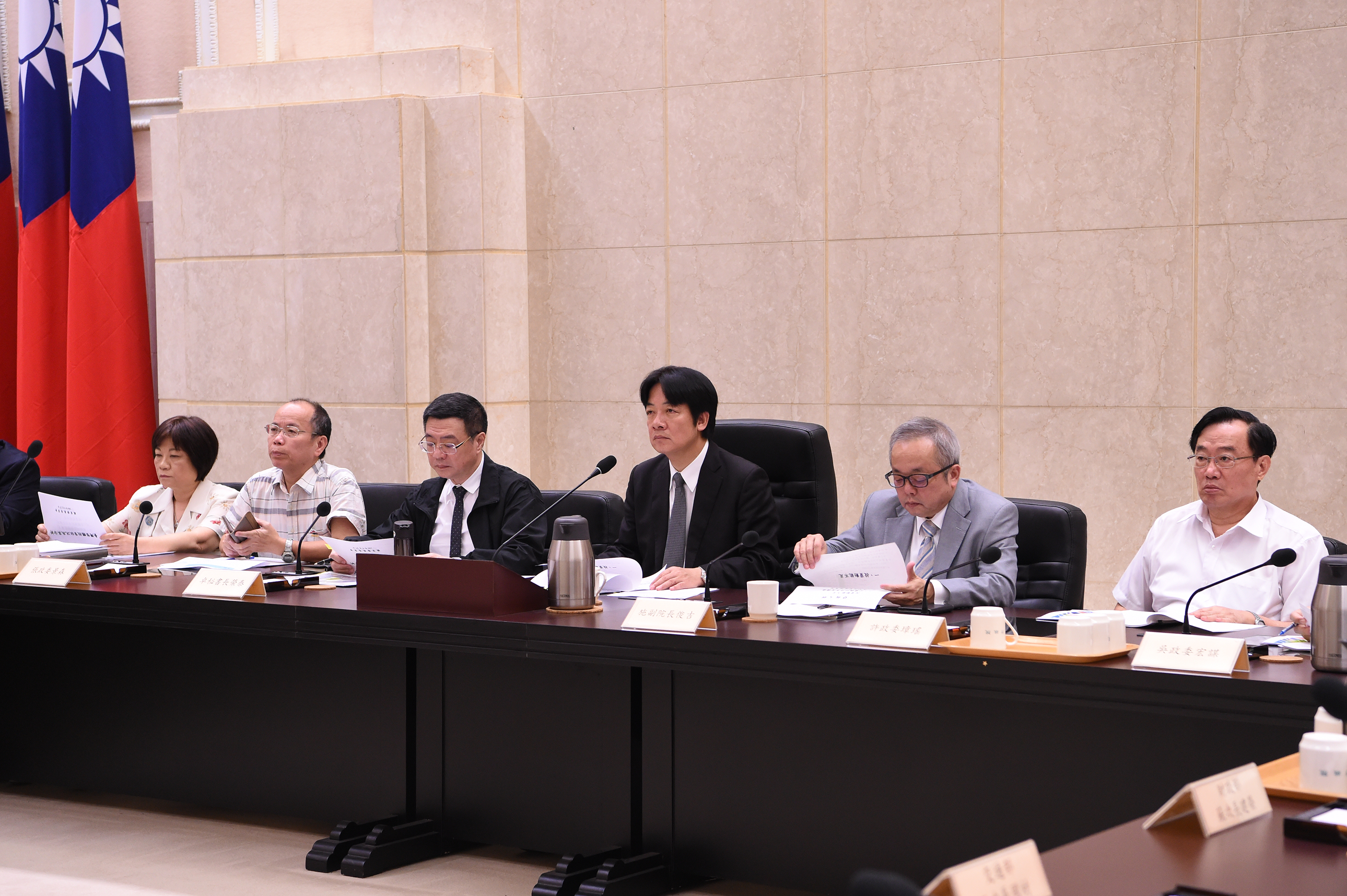 賴揆主持首次加速投資台灣專案會議 強調拚經濟為優先工作 號召共同投資台灣 　共5張