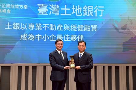 2025年11月25日行政院長卓榮泰出席「本國銀行加強辦理中小企業放款方案20週年成果高峰會」 　共6張