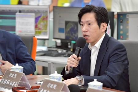 2026年6月9日行政院長卓榮泰赴交通部中央氣象署關心梅雨情勢　共4張