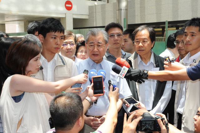 毛揆探視八仙樂園傷患 並指示成立專案小組整合部會資源全力協助及研議後續管理機制 　共3張