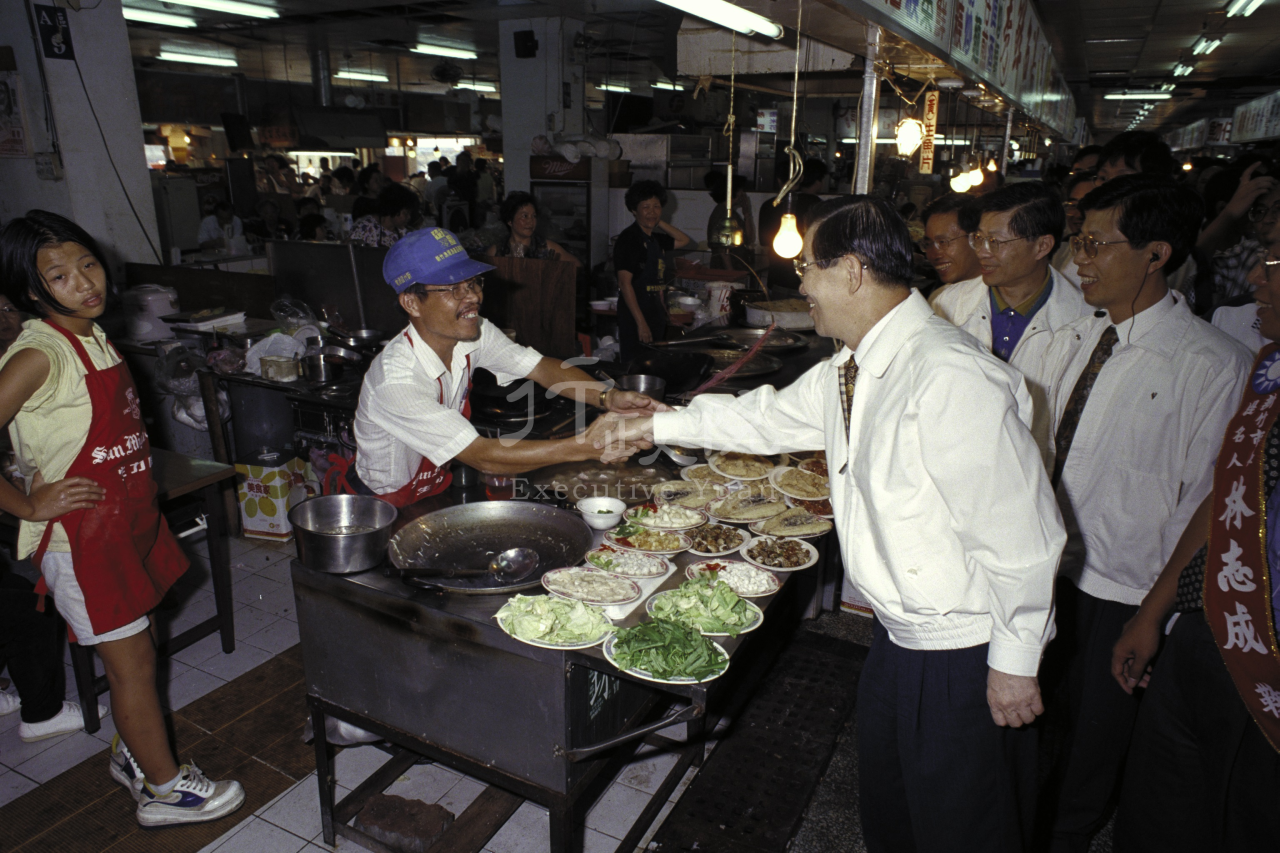 1997年9月14日行政院長蕭萬長視察新竹南寮漁港 共1張 　共1張