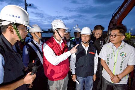 2025年11月12日行政院長卓榮泰視察五結防潮閘門工程辦理情形　共7張