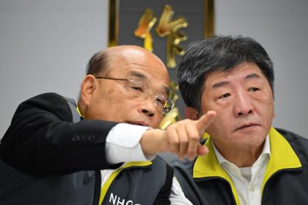 2020年3月2日行政院長蘇貞昌視察中央流行疫情指揮中心_4 　共4張