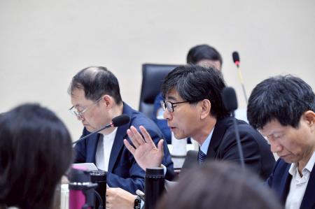 2026年4月13日行政院長卓榮泰主持因應中東衝突民生安定專案會議 　共4張