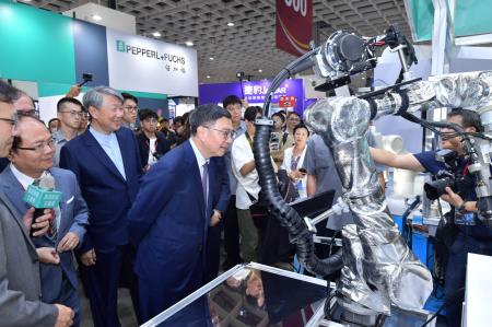 2024年8月21日行政院長卓榮泰出席「台灣機器人與智慧自動化展」、「台北國際自動化工業大展」暨同期展會聯合開幕典禮。　共10張