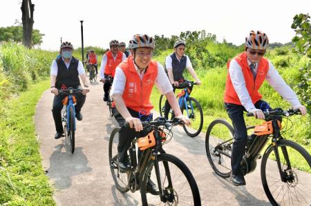 2024年4月2日行政院長陳建仁視察「淡江大橋及其聯絡道路新建工程」及「北海岸及東北角自行車道串聯工程」_1.jpg