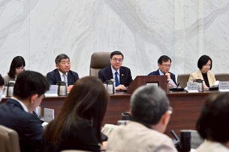 2025年12月17日行政院長卓榮泰主持行政院食品安全會報114年第4次會議 　共7張